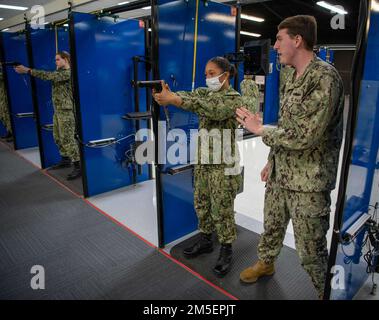 Rekruten erhalten ein Gewehrtraining im Small Arms Marksmanship Trainer des Recruit Training Command jährlich trainieren mehr als 40.000 Rekruten im einzigen Boot Camp der Navy. Stockfoto
