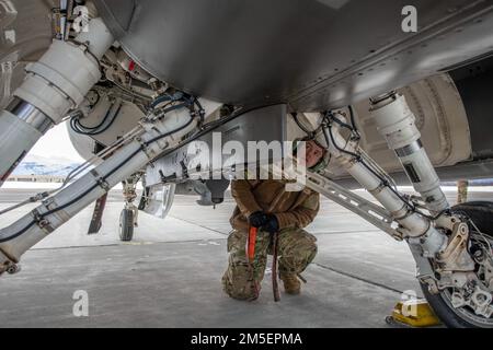 USA Air Force Tech. Sergeant Joe Boyer, ein F-16-Crew-Chef, der dem 180. Kampfflug der Ohio National Guard zugeteilt ist, startet während der USA einen F-16 Fighting Falcon, der der 180FW zugeteilt wurde Northern Command Exercise ARCTIC EDGE 2022, 8. März 2022. AE22 ist eine alle zwei Jahre stattfindende Homeland Defense Übung, die für die US-amerikanischen und kanadischen Streitkräfte entwickelt wurde, um eine gemeinsame Fähigkeit zur schnellen Dislozierung und zum Einsatz in der Arktis zu demonstrieren und auszuüben. Stockfoto