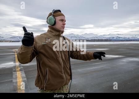 USA Air Force Tech. Sergeant Joe Boyer, ein F-16-Crewchef, der dem 180. Kampfflügel der Ohio National Guard zugeteilt ist, marschiert während der USA eine F-16 Northern Command Exercise ARCTIC EDGE 2022, 8. März 2022. AE22 ist eine alle zwei Jahre stattfindende Homeland Defense Übung, die für die US-amerikanischen und kanadischen Streitkräfte entwickelt wurde, um eine gemeinsame Fähigkeit zur schnellen Dislozierung und zum Einsatz in der Arktis zu demonstrieren und auszuüben. Stockfoto