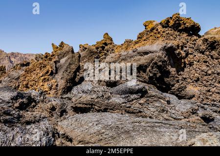 Gefaltete Lava in verschiedenen Farben im Krater des Vulkans Pico do Fogo, Fogo Island, Kap Verde Inseln, Afrika Stockfoto