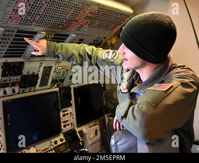 USA Air Force Technical Sgt. Aaron Cloutier, 605. Test and Evaluation Squadron, Detachment 1, Communications Systems Development Test Manager, Tinker Air Force Base, Oklahoma führt historische E-3G-Tests während des Fluges durch. Zum ersten Mal hat das luftgestützte Warnungs- und Kontrollsystem E-3G des USAF (AWACS) die Fähigkeit nachgewiesen, Software-Updates für die elektronische Flugsicherung zu empfangen und zu verarbeiten, die aus während des Fluges gesammelten und übermittelten EW-Daten abgeleitet wurden. Stockfoto