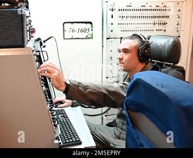 USA Air Force Major Jesse Snook, Air Battle Manager bei der 605. Test and Evaluation Squadron, Detachment 1, Tinker Air Force Base, Oklahoma, sitzt auf der E-3G Bedienerwerkstatt und führt historische E-3G-Tests während des Fluges durch. Zum ersten Mal in den USA Das luftgestützte Warn- und Kontrollsystem E-3G (AWACS) der Air Force hat die Fähigkeit nachgewiesen, Software-Updates für die elektronische Flugsicherung zu empfangen und zu verarbeiten, die aus während des Fluges gesammelten und übermittelten EW-Daten abgeleitet wurden. Stockfoto