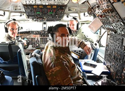 Mr. Tyler Wickham, Pilot (links), Kopilot US Air Force LT. Oberstleutnant Rich Layman (rechts) und Flugingenieur Master Sgt. KJ Fernandez (vorne abgebildet) bereiten sich auf den historischen E-3G-Test vor. Zum ersten Mal hat das luftgestützte Warnungs- und Kontrollsystem E-3G des USAF (AWACS) die Fähigkeit nachgewiesen, Software-Updates für die elektronische Flugsicherung zu empfangen und zu verarbeiten, die aus während des Fluges gesammelten und übermittelten EW-Daten abgeleitet wurden. Stockfoto