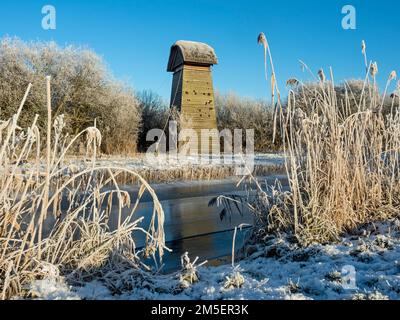 Blick auf Old Tower Hide und Wicken Lode in Hoar Frost vom öffentlichen Fußweg, Wicken Fen, Cambridgeshire, England, Großbritannien Stockfoto