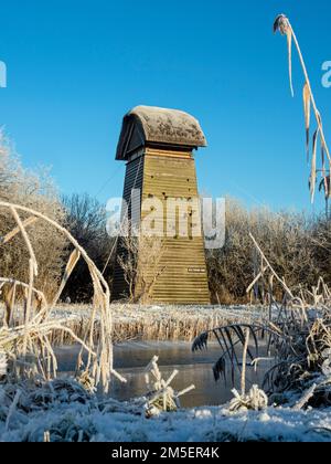 Blick auf Old Tower Hide und Wicken Lode in Hoar Frost vom öffentlichen Fußweg, Wicken Fen, Cambridgeshire, England, Großbritannien Stockfoto