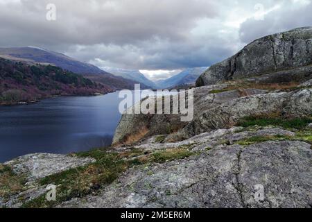 Blick über den Lake Padarn in Richtung Llanberis Pass vom felsigen Craig yr Undeb (Union Rock) im Snowdonia National Park. Stockfoto