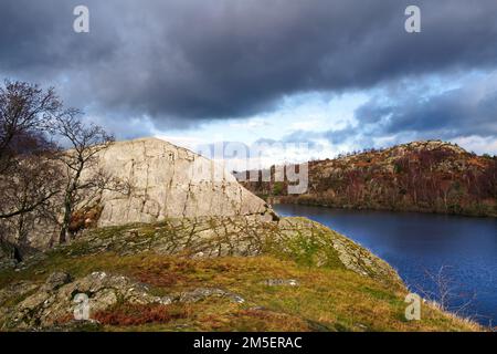 Ein Blick über den Lake Padarn von der felsigen Schlucht des Craig yr Undeb (Union Rock) im Snowdonia-Nationalpark. Stockfoto