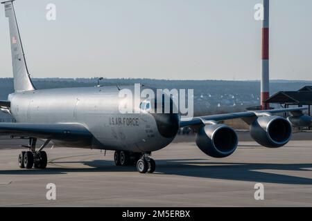 Ein KC-135 Stratotanker wurde dem 92. Air Tanken Flügel, Fairchild Air Force Base, Washington, zugewiesen, Taxis am Spangdahlem Luftwaffenstützpunkt, Deutschland, zur Verstärkung der US-Streitkräfte im Theater am 9. März 2022. Dabei handelt es sich um Maßnahmen, die auf das derzeitige Sicherheitsumfeld reagieren und die abschreckende und defensive Haltung an der östlichen Flanke der NATO stärken sollen. Stockfoto