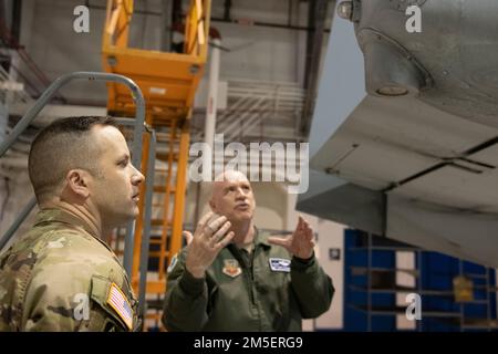 USA Armeebrig. General Justin L. Mann, Left, Direktor des Stabes der Indiana Nationalgarde und Oberst Joshua C. Waggoner, 122. Fighter Wing Maintenance Group Commander, schauen Sie sich einen A-10 Thunderbolt II Flugzeugsensor an, 9. März 2022, am 122. Fighter Wing, Fort Wayne, Indiana. Der Besuch von Mann gewährleistet die Aufsicht über das Personal und die Einsatzbereitschaft des 122. Kampfflügels. Stockfoto