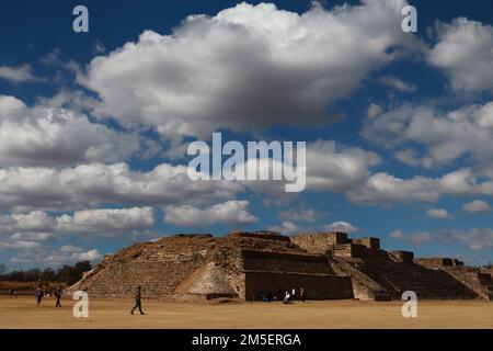 Touristen genießen ihren Urlaub in der archäologischen Zone Monte Alban, 8 km von der Stadt Oaxaca de Juarez entfernt. Sie war die antike Hauptstadt der Zapoteken und eine der ersten Städte in Mesoamerica, und eine der beliebtesten während ihrer Blütezeit. Am 27. Dezember 2022 in Oaxaca de Juarez, Mexiko. (Foto: Carlos Santiago/Eyepix Group/Sipa USA) Guthaben: SIPA USA/Alamy Live News Stockfoto