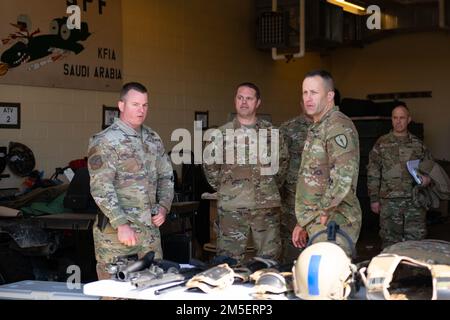 USA Leitender Generalfeldwebel der Luftwaffe Brandon D. Herbers, Links, 122. Einsatzleiter der Sicherheitsstreitkräfte im Kampfflugbereich, Major Justin C. Grant, 122. SFS-Befehlshaber und Army Brigg. General Justin L. Mann, Direktor des Stabes der Nationalgarde Indiana, spricht am 9. März 2022 im 122. Kampfflügel in Fort Wayne, Indiana, über die Mission der Sicherheitskräfte. Mann führte eine Tour durch die Strukturfonds 122. durch, um die Betriebsbereitschaft sicherzustellen. Stockfoto