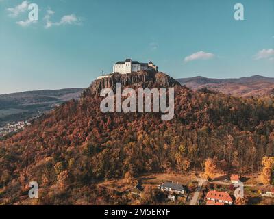 Die mittelalterliche Burg Fuzer in Ungarn auf dem Gipfel der großen Berge vor dem blauen Himmel Stockfoto