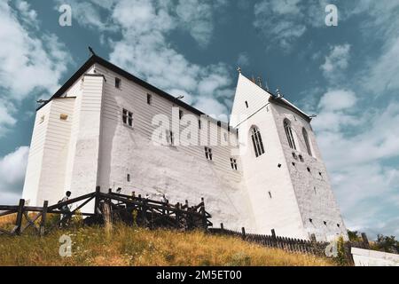 Ein kleiner Winkel des mittelalterlichen Fuzer-Schlosses in Ungarn vor dem blauen Himmel Stockfoto