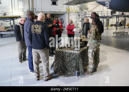 Ein Georgia Air National Guardsman und sein Team demonstrieren die Bedeutung der Waffensicherheit während des Leadership Cobb Military Day am 9. März 2022 im Clay National Guard Center in Marietta, Georgia. Stockfoto