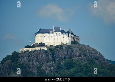 Das mittelalterliche Fuzer-Schloss in Ungarn auf einem Hügel am blauen Himmel Stockfoto