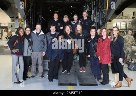 Mitglieder von Leadership Cobb machen ein Gruppenfoto während ihrer Militärtour am 9. März 2022 im Clay National Guard Center in Marietta, Georgia. Stockfoto