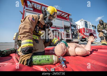 Airman 1. Class Jonathan Caseymeans, 18. Civil Engineer Squadron Fire Defighter, liefert einem simulierten Patienten Sauerstoff während des Routinetrainings zur Vorbereitung auf den Luftwaffenstützpunkt Kadena, Japan, 9. März 2022. Im Rahmen der Ausbildung wird die Fähigkeit Kadenas bewertet, seinen Auftrag zu erfüllen und die Stabilität und Sicherheit eines freien und offenen Indo-Pazifik zu gewährleisten. Stockfoto