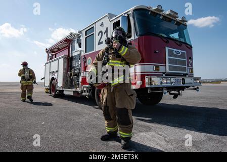 USA Air Force Staff Sean Mercer, 18. Civil Engineer Squadron Fire Defighter, nutzt ein Funkgerät, um während des Routineübungstrainings am Kadena Air Base, Japan, am 9. März 2022 einen simulierten Strukturbrand zu übermitteln. Im Rahmen der Ausbildung wird die Fähigkeit Kadenas bewertet, seinen Auftrag zu erfüllen und die Stabilität und Sicherheit eines freien und offenen Indo-Pazifik zu gewährleisten. Stockfoto