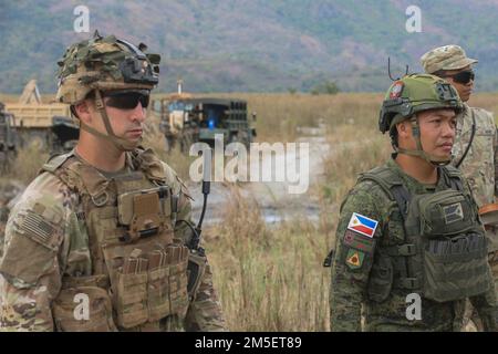 1. LT. Jamal Husien von Kompanie A, 2. Bataillon, 27. Infanterie-Regiment, 3. Infanterie-Brigaden-Kampfteam, 25. Infanterie-Division steht neben dem philippinischen Soldaten, der die Range Operations zur Unterstützung von Salaknib am Oberst Ernesto Rabina Air Base, Philippinen, 9. März 2022 überwacht. Salaknib wird jährlich von der philippinischen Armee in den USA geführt Von der Army Pacific gesponserte bilaterale Übung, die darauf abzielte, die Kapazitäten und die Interoperabilität der US-amerikanischen und der philippinischen Armee im gesamten Spektrum militärischer Operationen zu verbessern und gleichzeitig die Verbindungen zwischen den beiden langjährigen Partnerländern zu stärken. (USA Armee-Fotograf Stockfoto