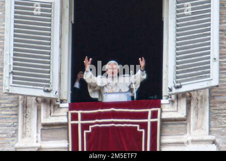 Rom, Italien, Februar 24 ,2013 - der letzte Angelus von Papst Benedikt XVI. Bevor er das Pontifikat zugunsten von Papst Franziskus verlässt. Danksagungen: Luigi de Pompeji/Alamy Stock Foto Stockfoto