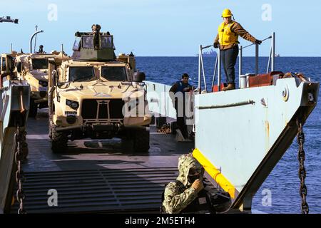 USA Marines und USA Marinesoldaten mit der 31. Marine Expeditionary Unit (MEU) führen am 9. März 2022 eine Strandlandung in einem Landungsfahrzeug, Utility (LCU) am Numazu Beach, Präfektur Shizuoka, Japan, durch. Namhafte Besucher und japanische Medien wurden nach Numazu Beach eingeladen, um zu demonstrieren, wie das Marine Corps in Verbindung mit der japanischen Bodenselbstverteidigungseinheit (JGSDF) arbeitet. Die maritime Defense Exercise Amphibious Rapid Deployment Brigade (MDX-ARDB) ist eine bilaterale Übung, die darauf abzielt, die Interoperabilität zu erhöhen und die Beziehungen zwischen den US-amerikanischen und japanischen Streitkräften zur Verteidigung Japans zu stärken. Stockfoto