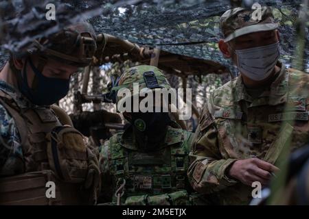 USA Marines mit 31. Marine Expeditionary Unit (MEU) und japanische Soldaten mit dem Amphibien Rapid Deployment Regiment 1. koordinieren die Bewegungen der Einheit während einer kleinen Manöverübung im Combined Arms Training Center Camp Fuji, Japan, März. 9, 2022. Das kleine Manöver umfasste mehrere Einheiten, die die Positionen anderer Einheiten durchquerten, während sie sich auf ein Ziel zubewegten. Diese Aktionen sind die komplexesten Entwicklungen, die eine partnerschaftliche Truppe durchführen kann. Die Übung zur maritimen Verteidigung Amphibienbrigade ist eine bilaterale Übung, die darauf abzielt, die Interoperabilität zu erhöhen und die Beziehungen zwischen den beiden zu stärken Stockfoto