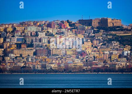 Fernansicht der Gebäude von Neapel Waterfront, Italien Stockfoto