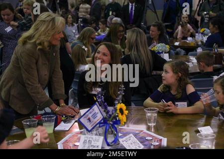 First Lady Dr. Jill Biden spricht mit den Familien von Fort Campbell, 9. März 2022, in Fort Campbell, Ky. Dr. Biden sprach mit Familien von Soldaten, von denen einige zur Unterstützung unserer NATO-Alliierten nach Europa entsandt wurden, als Teil der Initiative des Weißen Hauses zur Bündelung der Kräfte. Stockfoto