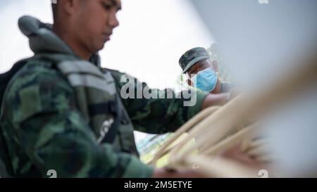 Ein Soldat der Royal Thai Army demonstriert, wie man sich sicher für eine Flussüberquerung festbindet, während eines Seilbrücken-Kurses am 9. März 2022, Fort Thanarat, Thailand. Soldaten der Königlichen thailändischen Armee teilten ihr Wissen und leiteten während des Hanuman Guardian 22 die Ausbildung zum Überqueren von Gewässern mit Soldaten der Alpha Company, des 29. Brigadeingenieurbataillons, des 3. Brigaden-Kampfteams, der 25. Infanteriedivision, um die Bereitschaft zu erhöhen und die Interoperabilität zwischen den beiden Streitkräften zu entwickeln. Stockfoto