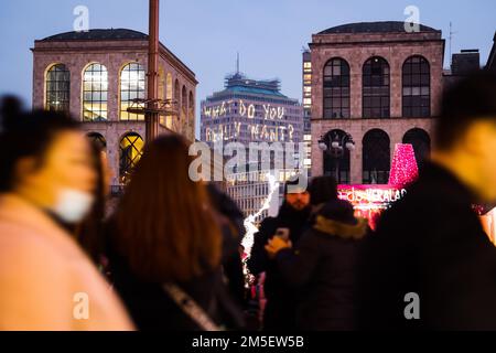Mailand, Italien. 23. Dezember 2022. Eine allgemeine Ansicht der Was möchten Sie wirklich? Installation von Hines in Zusammenarbeit mit dem Künstler Pietro Terzini an der Fassade des Torre Velasca in Mailand am 10. Januar 2022 in Mailand, Italien (Foto von Alessandro Bremec/NurPhoto)0 Kredit: NurPhoto SRL/Alamy Live News Stockfoto