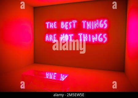Mailand, Italien. 23. Dezember 2022. Ein allgemeiner Überblick über die Installation von The Best Things is Not Things durch Hines in Zusammenarbeit mit dem Künstler Pietro Terzini auf der Spiga 26 in Mailand am 10. Januar 2022 in Mailand, Italien (Foto von Alessandro Bremec/NurPhoto) Kredit: NurPhoto SRL/Alamy Live News Stockfoto