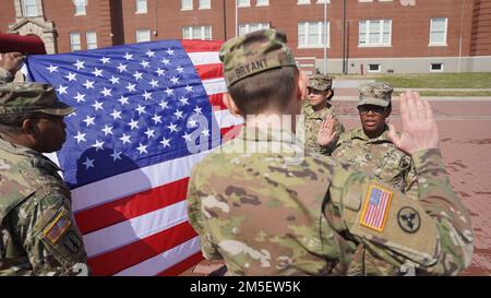 Staff Sgt. Kierra Magee, Abteilung Materialmanagement, nicht kommissionierter Offizier, Support Operations, 1. Theater Sustainment Command, rezitiert den Amtseid, der von LT. Oberstleutnant Nadiya Bryant, Leiter der Materialwirtschaft, SPO, 1. TSC, während einer Wiedereinstellungszeremonie in Fort Knox, Kentucky, 9. März 2022, verwaltet wurde. Magee wird die TSC 1. verlassen und ihre nächste Aufgabe in Louisville als Anwerber fortsetzen. Stockfoto