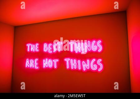 Mailand, Italien. 23. Dezember 2022. Ein allgemeiner Überblick über die Installation von The Best Things is Not Things durch Hines in Zusammenarbeit mit dem Künstler Pietro Terzini auf der Spiga 26 in Mailand am 10. Januar 2022 in Mailand, Italien (Foto von Alessandro Bremec/NurPhoto) Kredit: NurPhoto SRL/Alamy Live News Stockfoto