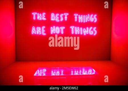 Mailand, Italien. 23. Dezember 2022. Ein allgemeiner Überblick über die Installation von The Best Things is Not Things durch Hines in Zusammenarbeit mit dem Künstler Pietro Terzini auf der Spiga 26 in Mailand am 10. Januar 2022 in Mailand, Italien (Foto von Alessandro Bremec/NurPhoto) Kredit: NurPhoto SRL/Alamy Live News Stockfoto