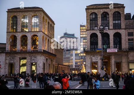 Mailand, Italien. 23. Dezember 2022. Eine allgemeine Ansicht der Was möchten Sie wirklich? Installation von Hines in Zusammenarbeit mit dem Künstler Pietro Terzini an der Fassade des Torre Velasca in Mailand am 10. Januar 2022 in Mailand, Italien (Foto von Alessandro Bremec/NurPhoto)0 Kredit: NurPhoto SRL/Alamy Live News Stockfoto
