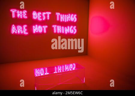 Mailand, Italien. 23. Dezember 2022. Ein allgemeiner Überblick über die Installation von The Best Things is Not Things durch Hines in Zusammenarbeit mit dem Künstler Pietro Terzini auf der Spiga 26 in Mailand am 10. Januar 2022 in Mailand, Italien (Foto von Alessandro Bremec/NurPhoto) Kredit: NurPhoto SRL/Alamy Live News Stockfoto