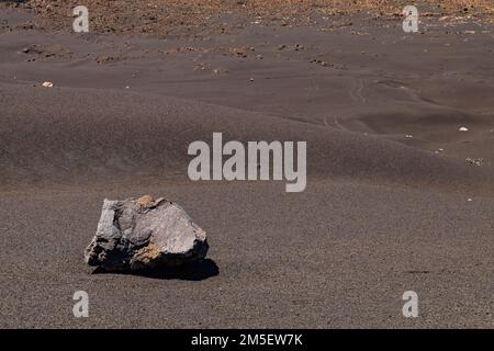 Hang mit Lava, Asche und einem großen Felsbrocken am Vulkan Pico do Fogo auf der Insel Fogo, Kapverdische Inseln Stockfoto