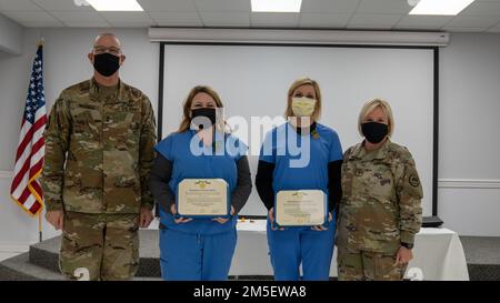 MONROE, La. - (Von links nach rechts) USA Generalmajor Keith Waddell, Adjutant General von Louisiana, Courtney Williamson, Pflegedirektor für Telemetrie, Überwachungsraum, ECHO und EKG, Stacy Schwab, Senior Director of Patient Care Services und USA Armeebrig. Gen. Cindy Haygood, die zweifache Befehlshaber von Louisiana und Task Force Monroe, posiert bei einer Preisverleihung zum Abschluss der COVID-19-Maßnahmen in St. Francis Medical Center, Monroe, Louisiana, 9. März 2022. Williamson und Schwab erhielten beide die Louisiana Distinguished Civil Service Medaille für ihre Stockfoto