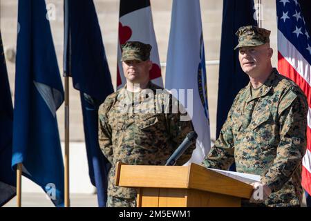 USA Marinekorps Oberst Bret Hyla, der kommandierende Offizier des Verwundeten Krieger-Regiments, hält während der Abschlusszeremonie der West Coast Marine Corps Trials (MCT) 2020 im Marinekorps-Basislager Pendleton, Kalifornien, am 9. März 2022 eine Rede im Amphitheater. Das 2007 gegründete Verwundete-Krieger-Regiment leitet und beaufsichtigt die verwundeten Krieger-Bataillone, die mit der Unterstützung, Wiederherstellung und nichtmedizinischen Versorgung von Kampfwunden, Kranken und Verletzten Marine, Matrosen mit Marineeinheiten, Und ihre Familienangehörigen, um ihre Genesung zu maximieren, wenn sie zum Dienst zurückkehren oder tr Stockfoto