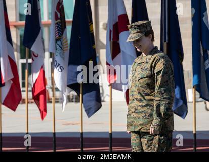 USA Oberstleutnant Rebecca M. Harvey, der kommandierende Offizier des verwundeten Krieger-Bataillons West, erwartet den Beginn der Abschlusszeremonie im Amphitheater während der 2020 West Coast Marine Corps Trials (MCT) im Marine Corps Base Camp Pendleton, Kalifornien, 9. März 2022. Das 2007 gegründete Verwundete-Krieger-Regiment übernimmt die Führung und Aufsicht über die verwundeten Krieger-Bataillone, die mit der Unterstützung, Genesung und nicht-medizinischen Versorgung von Gefechts- und nicht-Gefechtsverletzten, Kranken und Verletzten Marine, Matrosen mit Marine-Einheiten und ihren Familienmitgliedern beauftragt sind, um ihre Genesung zu maximieren Stockfoto