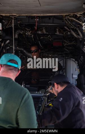 USA Marinekorps Gunnery Sgt. Carlos Camachorojas, Fallschirmspringer mit 1. Landungsbataillon, 1. Marine Logistics Group, 1. Marine Expeditionary Force, Und Ingenieure vom Naval Information Center laden einen Wave Glider, ein autonomes, unbemanntes Oberflächenfahrzeug, in einen MV-22B Osprey am Marine Corps Air Station Camp Pendleton, Kalifornien, 9. März 2022. Der Wave Glider ist ein unbemanntes Bodenfahrzeug mit persistenten autonomen Sensoren, die Daten empfangen und senden und so eine stärkere maritime Dominanz zur Unterstützung des Expeditionary Advanced Base Operations bieten. Einsatz von Wave Gliders d Stockfoto