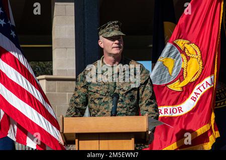 USA Marinekorps Oberst Bret Hyla, der kommandierende Offizier des Verwundeten Krieger-Regiments, hält eine Rede während der Abschlusszeremonie der West Coast Marine Corps Trials (MCT) 2020 im Marinekorps-Basislager Pendleton, Kalifornien, 9. März 2022. Das 2007 gegründete Verwundete-Krieger-Regiment leitet und beaufsichtigt die verwundeten Krieger-Bataillone, die mit der Unterstützung, Wiederherstellung und nichtmedizinischen Versorgung von Kampfwunden, Kranken und Verletzten Marine, Matrosen mit Marineeinheiten, Und ihre Familienangehörigen, um ihre Genesung zu maximieren, wenn sie zum Dienst zurückkehren oder in die Zivilbevölkerung übergehen Stockfoto