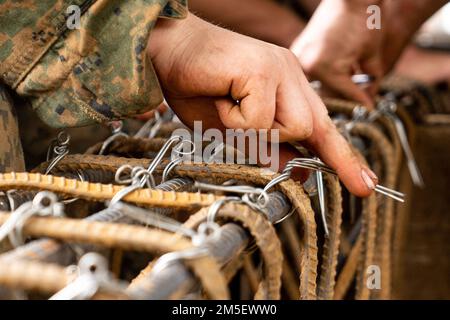 Mitglieder der Streitkräfte der Philippinen und der USA Marines mit Marine Wing Support Squadron-171, 1. Marine Aircraft Wing, kombinieren Bauarbeiten während Balikatan 22 an der Pinas Elementary School, Claveria, Cagayan, Philippinen, März 9, 2022. Balikatan, Tagalog für "Schulter-an-Schulter", ist eine seit langem bestehende bilaterale Übung zwischen den Philippinen und den Vereinigten Staaten, die die tief verwurzelte Partnerschaft zwischen beiden Ländern hervorhebt. Balikatan 22 fällt mit dem 75. Jahrestag der US-philippinischen Sicherheitskooperation und der gemeinsamen Verpflichtung zur Förderung von Frieden und Stabilität in der zusammen Stockfoto