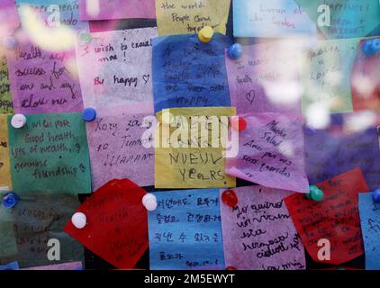 New York, Usa. 27. Dezember 2022. Menschen aus der ganzen Welt geben ihre Wünsche für das neue Jahr auf offiziellen Silvesterkonfetti am Times Square im Rahmen der Times Square-Veranstaltungen vor Silvester in New York City am Mittwoch, den 28. Dezember 2022. Foto: John Angelillo/UPI Credit: UPI/Alamy Live News Stockfoto