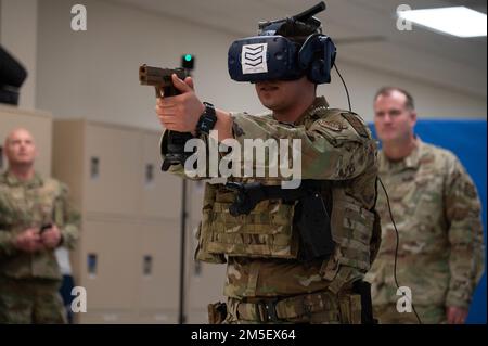 USA Air Force Senior Airman Kyle Ramirez, 375. Ausbilder des Sicherheitsgeschwaders, demonstriert Virtual-Reality-Trainingsausrüstung für Stressszenarien Major General Kenneth T. BIBB, 18. Befehlshaber der Luftwaffe, Und Chief Master Sgt. Chad Bickley, 18. Air Force Kommandochef, trainiert auf eine aggressive Situation mit einem virtuellen Headset während einer Tour auf der Scott Air Force Base, Illinois, 9. März 2022. Dieses Gerät wird für Schulungszwecke im 375.-Sicherheitsgeschwader verwendet, um die Effizienz der Verteidiger bei der Reaktion zu erhöhen. Stockfoto