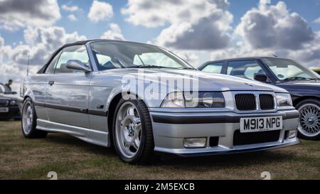 1995 BMW M3 Cabriolet’M913 NPG“ auf dem Bicester Heritage Scramble anlässlich des 50-jährigen Bestehens der BMW M Motorsport Division. Stockfoto