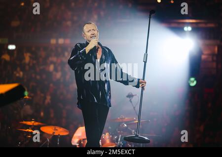 Mailand, Italien. 19. Dezember 2022. Biagio Antonacci tritt am 19. Dezember 2022 live im Mediolanum Forum Assago in Mailand auf (Foto von Alessandro Bremec/NurPhoto). Kredit: NurPhoto SRL/Alamy Live News Stockfoto