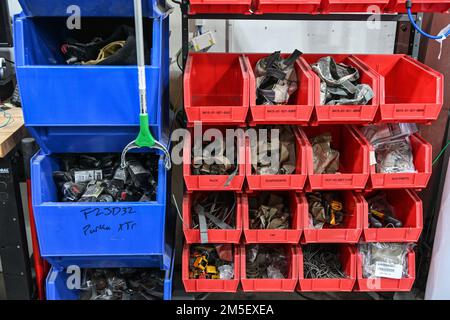 Ein Blick auf die gelagerte Ausrüstung in der New York Army National Guard Central Issue Facility im Watervliet Arsenal in Watervliet New York am 9. März 2022. Lieferung NCO aus dem ganzen Staat können Ausrüstung und Uniformen von der Einrichtung beziehen, um den Bedarf ihrer Einheiten zu decken. Stockfoto