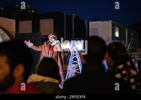 Barcelona, Spanien. 27. Dezember 2022. Am 27. Dezember 2022 betreten Kinder die Spielzeugfabrik „Three Wise Men“ und bringen ihre Briefe an die Elfen und Zauberer in Barcelona, Spanien. Die alte Fabra i Coats Fabrik ist der Ort, an dem vom 27. Dezember bis 4. Januar Geschenke für alle Kleinkinder vorbereitet werden, die sich im Laufe des Jahres gut benommen haben. (Foto: Marc Asensio/NurPhoto)0 Kredit: NurPhoto SRL/Alamy Live News Stockfoto