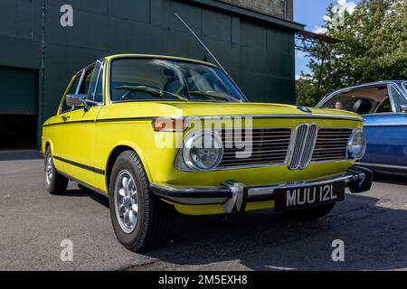 1973 BMW 2002 TII „MUU 12L“ auf dem Bicester Heritage Scramble anlässlich des 50-jährigen Bestehens der BMW M Motorsport Division. Stockfoto